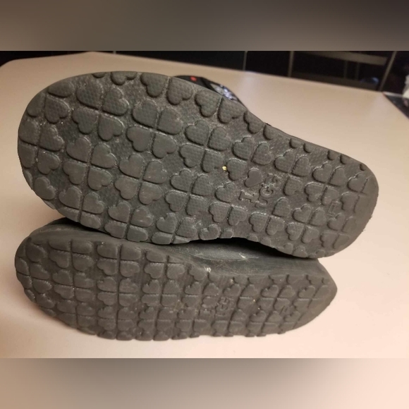 UGG I ❤️ UGG Black Kisses Sequin Skull Tall Boot Big Girls size 4 ☠️ Womans 5.5. - Picture 3 of 4